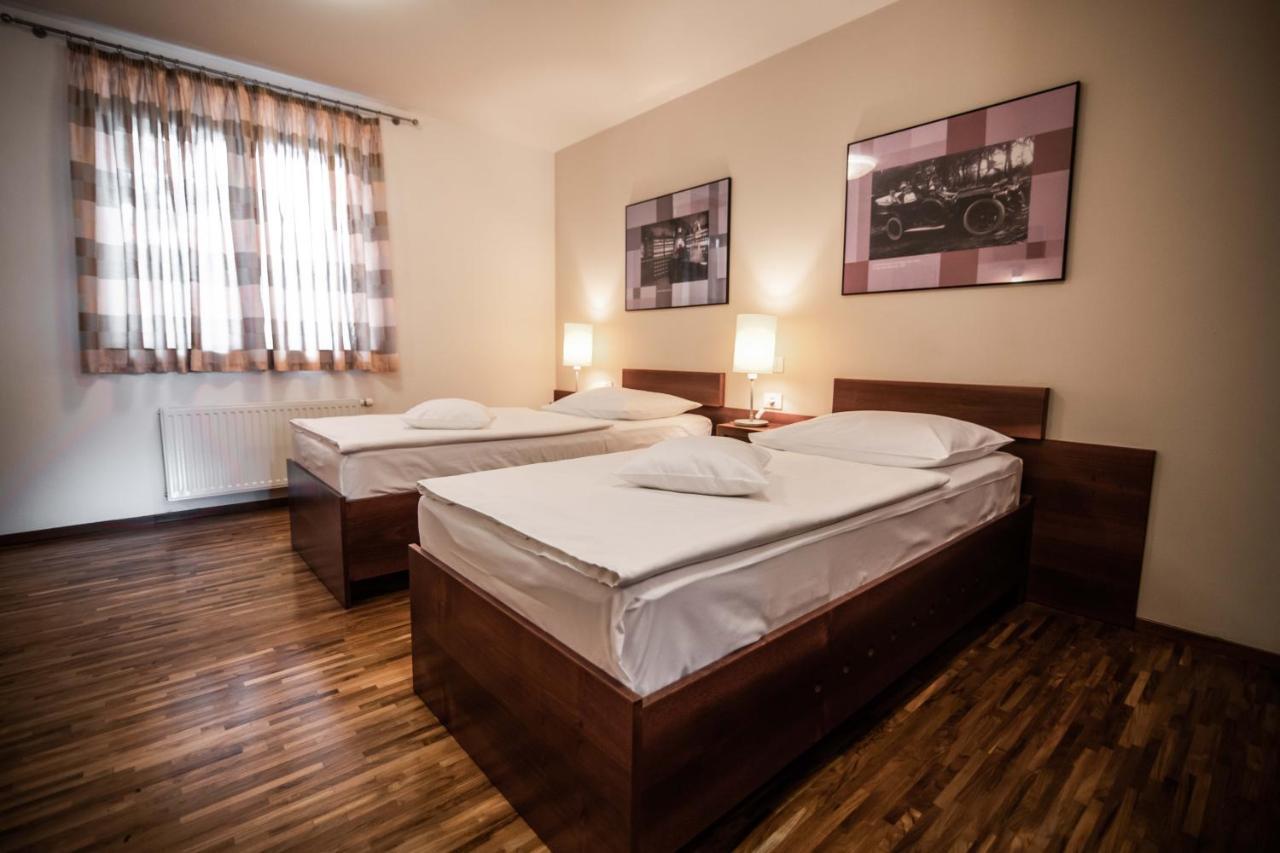 צרקליה נה גורניסקם Hotel Dvor Jezersek Brnik מראה חיצוני תמונה