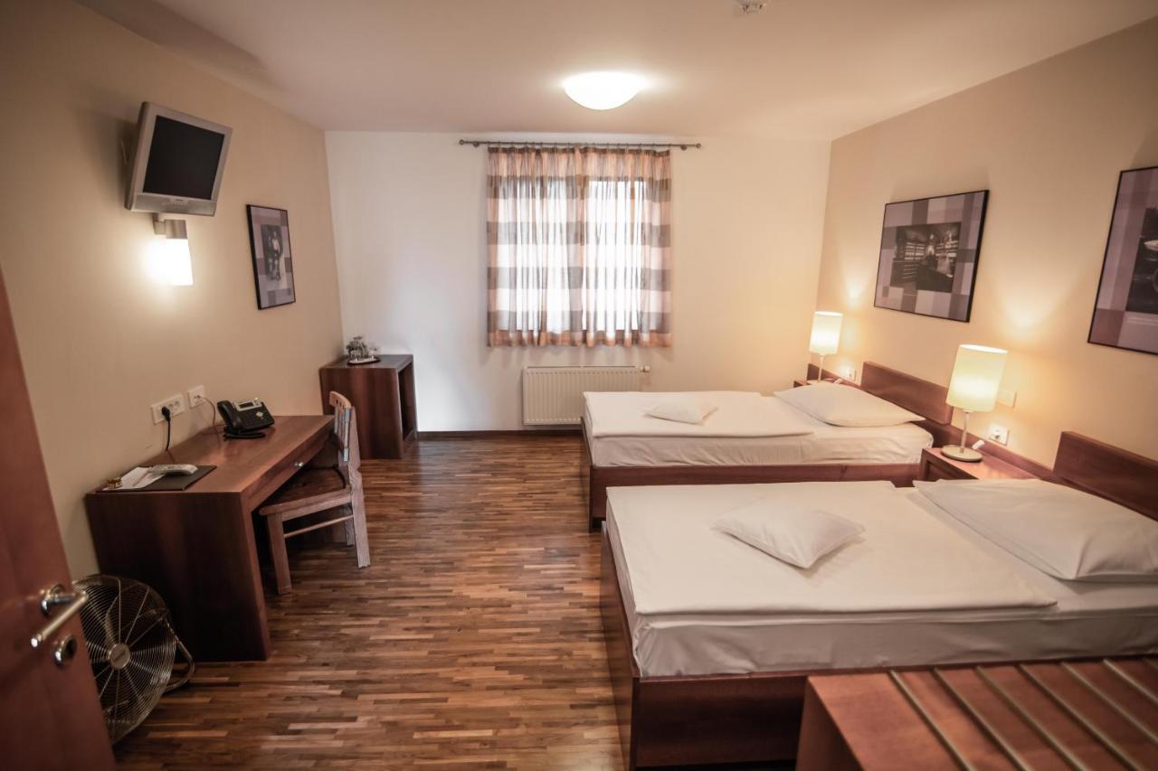 צרקליה נה גורניסקם Hotel Dvor Jezersek Brnik מראה חיצוני תמונה